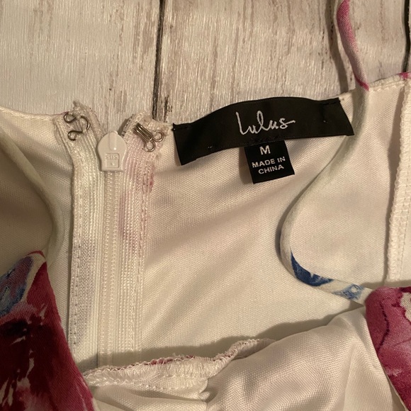 •LULU’S• WHITE FLORAL BUTTON ACCENT SLIT DRESS - Picture 4 of 4